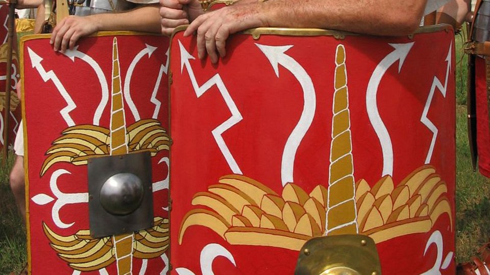 Moderní rekonstrukce římských legionářů s plátovou zbrojí (lorica segmentata)